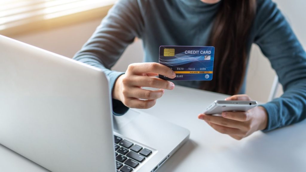 Comparison: Credit Cards for Car Rentals vs. Traditional Cards in the USA