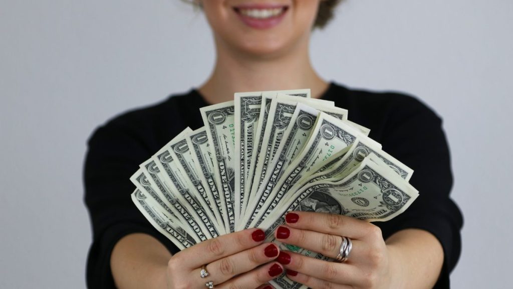 Extra Income in 2025: How Americans Are Monetizing Hobbies to Balance Their Budgets